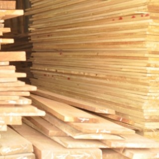 Gỗ Meranti Malaysia và gỗ Bạch Tùng hàng Việt Nam chất lượng cao