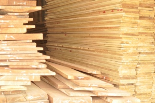 Gỗ Meranti Malaysia và gỗ Bạch Tùng hàng Việt Nam chất lượng cao